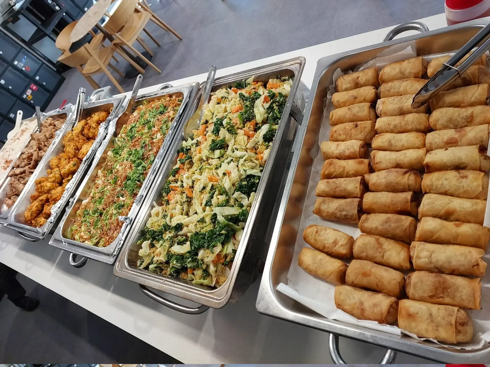 Ninin's buffet with vegetables and homemade spring rolls
